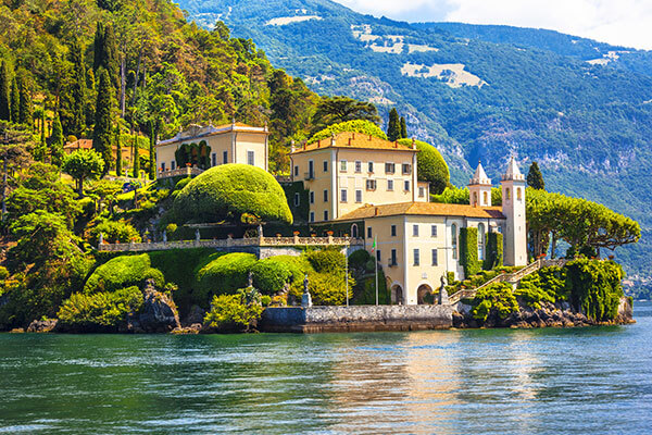 Lakeside villas in Como Lake