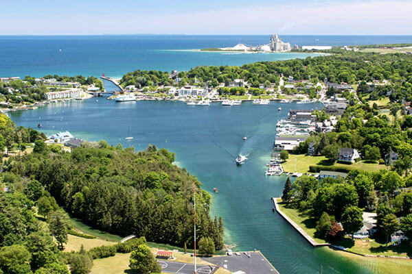 Villages, vacation spots, and other noteworthy locations close to the lake