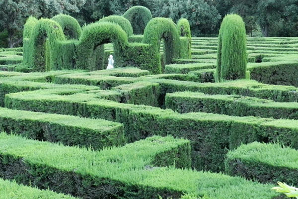 How to get out of the labyrinth in Parc del Laberint d'Horta